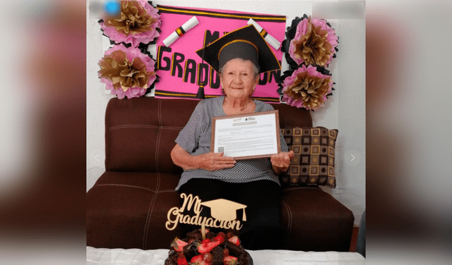 Mujer de 89 años se gradúa de la secundaria y espera estudiar la preparatoria