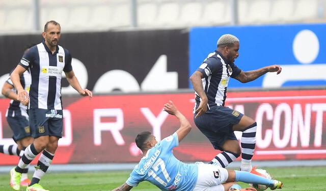 Jefferson Farfán jugó 32 minutos en la gran final entre Alianza Lima y Sporting Cristal. Foto: Liga 1.