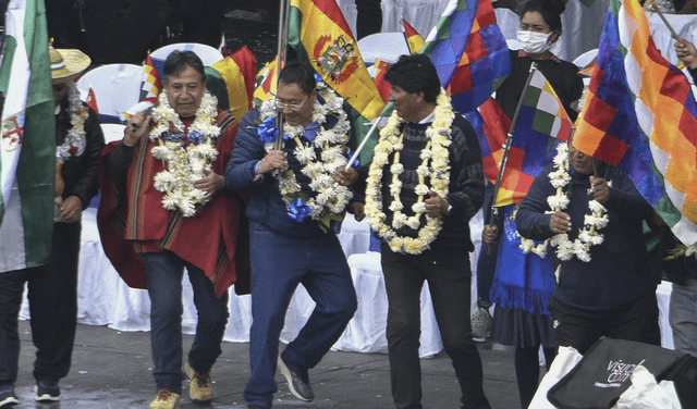 El presidente de Bolivia Luis Arce (al centro), el vicepresidente David Choquehuanca (izquierda) y el expresidente Evo Morales (derecha) durante una manifestación de apoyo al Gobierno, a finales de noviembre de 2021. Foto: AFP