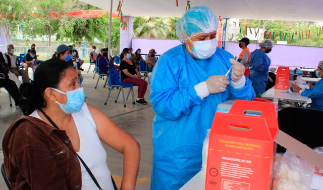 El ministro de Salud exhortó a la población a asistir a los centros de vacunación, ante la rápida propagación de la nueva variante ómicron. Foto: Minsa / Twitter