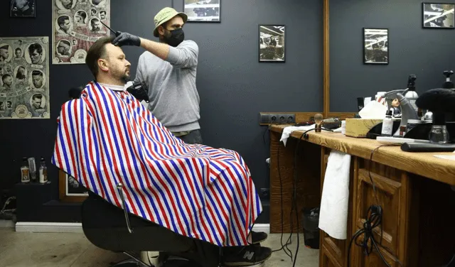 Los peluqueros solo tienen que pagarle un espacio al dueño de una peluquería para empezar a trabajar en este rubro. Foto: AFP