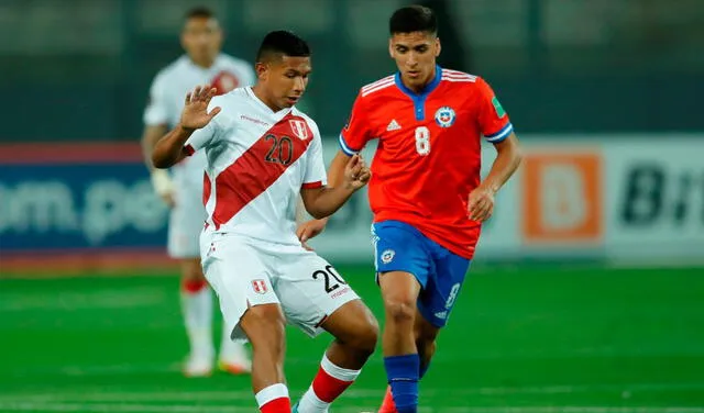 Edison Flores salió lesionado frente a la selección chilena. Foto: EFE.