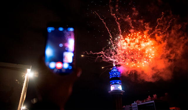 Santiago, Valparaíso y las principales ciudades de Chile se iluminan con fuegos artificiales. Foto: AFP