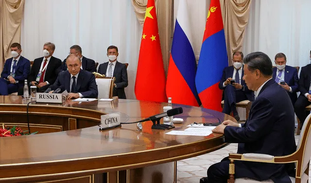 El presidente de China, Xi Jinping (derecha), y el presidente de Rusia, Vladimir Putin (izquierda), celebran una reunión en Samarcanda.