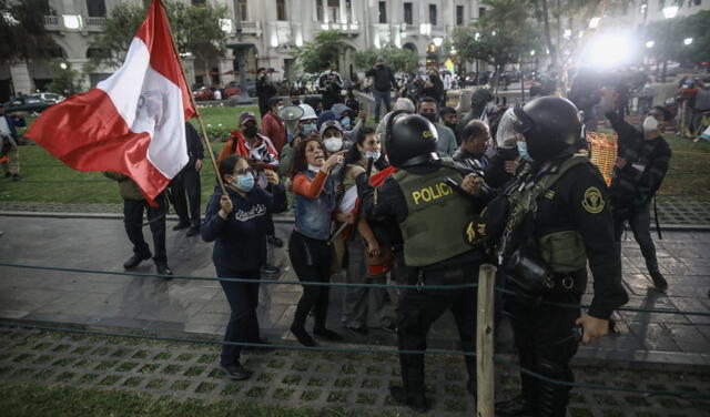 Enfrentamientos entre los partidarios de Fuerza Popular y Perú Libre. Foto: Aldair Mejía/La República