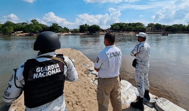 En México, los agentes migratorios se han desplegado en la ribera del río Suchiate para solicitar documentos que permitan a los guatemaltecos comprobar su estancia legal en el país. Foto: EFE