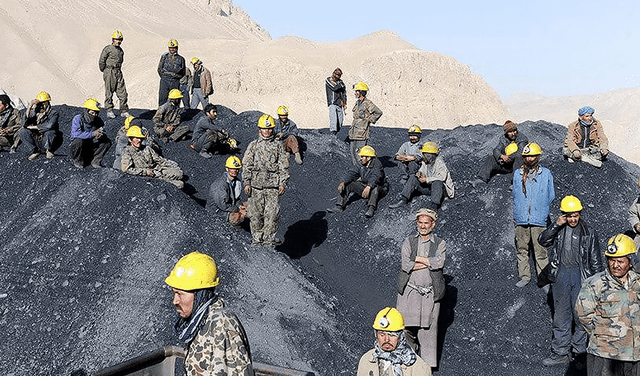 Mineros afganos en una mina de carbón en el distrito de Ruyi Du Ab de la provincia de Samangan. Foto: AFP Mineros afganos en una mina de carbón en el distrito de Ruyi Du Ab de la provincia de Samangan. Foto: AFP