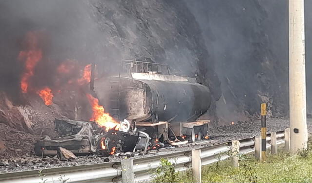 Camión cisterna quemado. Foto: PNP