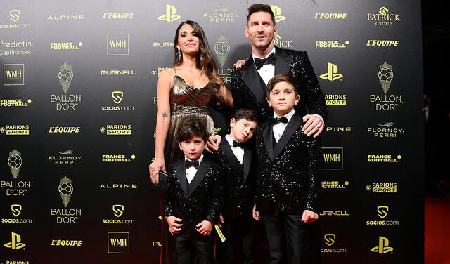 Uno de los mejores momentos de la gala fue cuando Lionel Messi junto a su esposa y sus tres hijos posaron para las cámaras. Foto: AFP