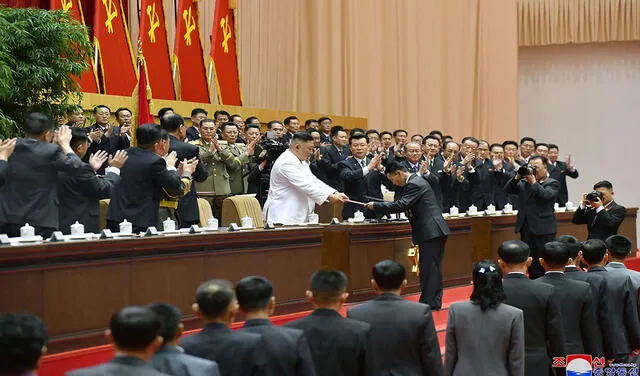Como se acostumbra en Corea del Norte, Kim tiene el apoyo unánime del partido gobernante. Foto: AFP/KCNA