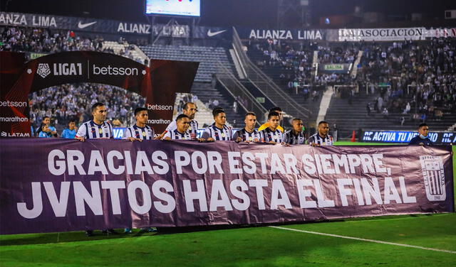 Alianza Lima saltó al campo de Matute con una pancarta de agradecimiento a su hinchada. Foto: Twitter