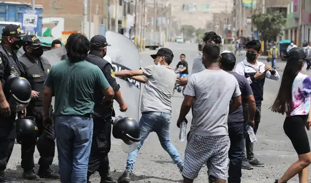 primer enfrentamiento entre la policia y transportistas que impiden el bloque en la carretera central km 14. Fotos : Jorge Cerdán/La República