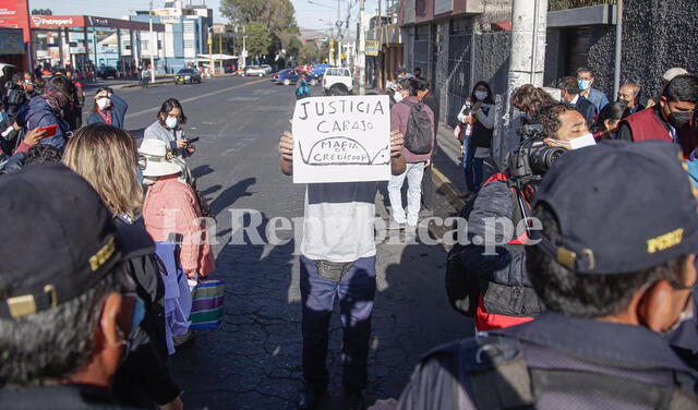 Hasta los exteriores del coliseo Arequipa llegaron algunas personas para hacer llegar sus reclamos. Foto: Rodrigo Talavera/La República