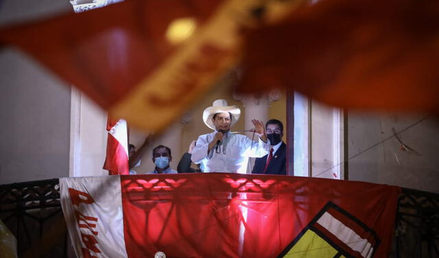 Pedro Castillo realiza balconazo en la Casa del Maestro. Foto: Aldair Mejia/La República