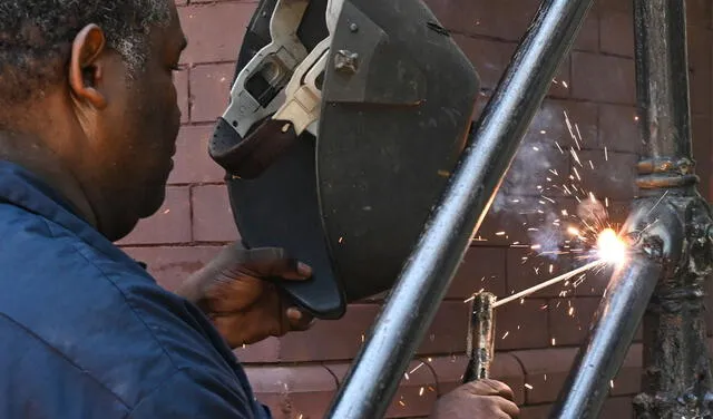 El oficio de soldador consiste en derretir y fusionar piezas de metal para formar una unión permanente. Foto: AFP