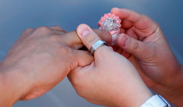 Si tu pareja te pone un anillo en tu sueño, puede ser señal de un próximo matrimonio o formalización de la relación. Foto: AFP