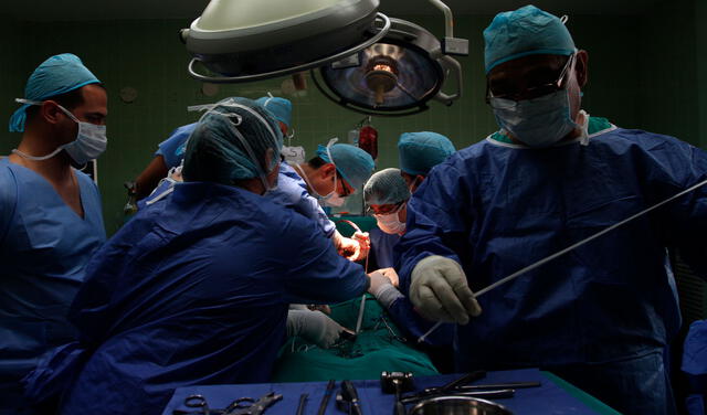 Los cirujanos requieren mucha preparación para su labor. Foto: La República