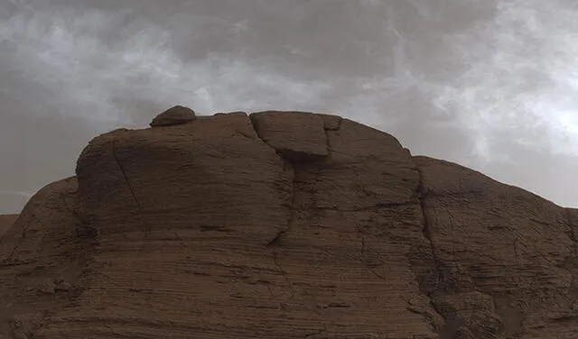 Nubes brillantes en el cielo oscuro del atardecer marciano. Foto: NASA