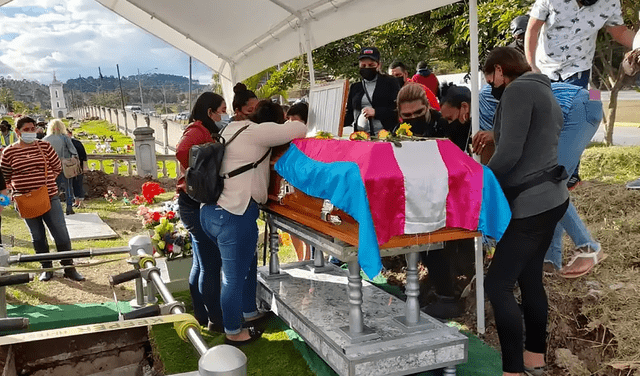 El adiós a Thalía Rodriguez en el cementerio Santa Cruz Memorial de Honduras. Foto: ReportarSinMiedo