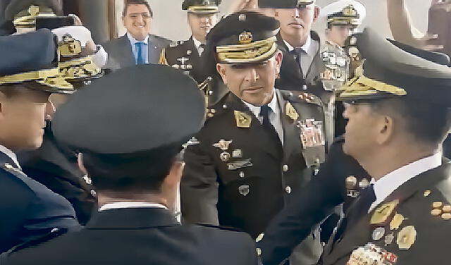 Mandos. El general Córdova con los comandantes generales el día que renunció al cargo y fue sustituido. Foto: difusión