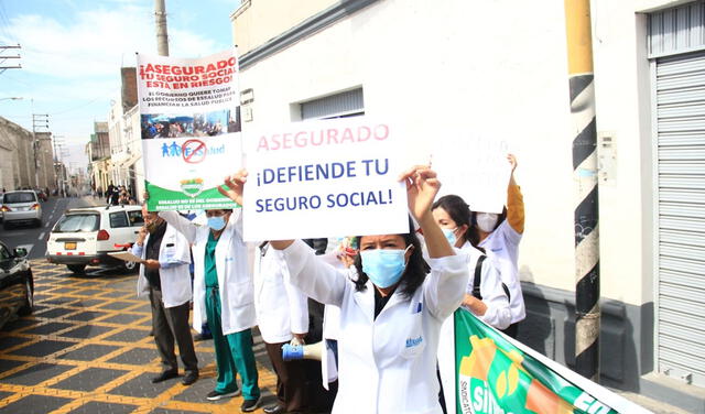 Médicos portaron carteles en los que exhortaban a defender el seguro. Foto: Zintia Fernández/La República