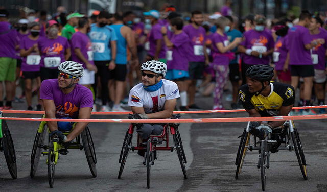 "Marea morada" toma Caracas en carrera de la UE contra la violencia de género. Foto: EFE