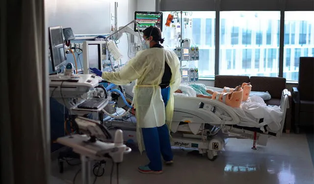 El aumento de internamientos está causando presión en el sistema hospitalario de EE. UU. Foto: AFP