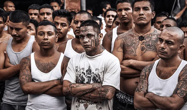Pandilleros de Barrio 18, uno de los grupos más peligrosos en El Salvador, en el patio de una prisión. Foto: EFE