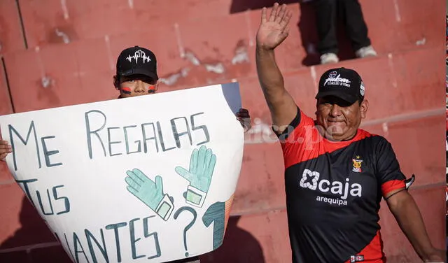 Jovencito hace peculiar pedido al arquero Carlos Cáceda. Foto: Rodrigo Talavera/La República