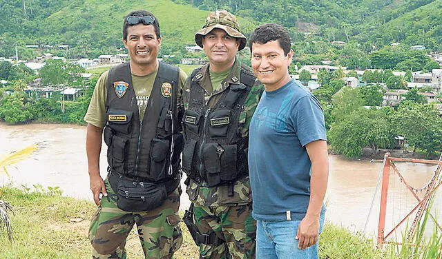 Primero de la izquierda, el coronel Walter Lozano, y el tercero, el coronel Harvey Colchado, durante una operación antiterrorista en el Alto Huallaga. Foto: difusión