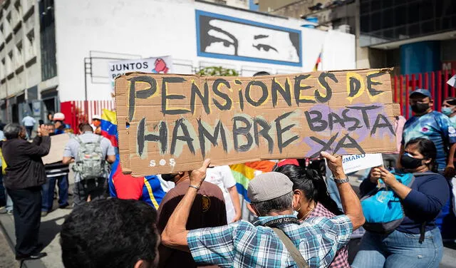 Trabajadores del sector salud participaron el martes en una manifestación para exigir mejores condiciones laborales y salariales en Venezuela. Foto: EFE
