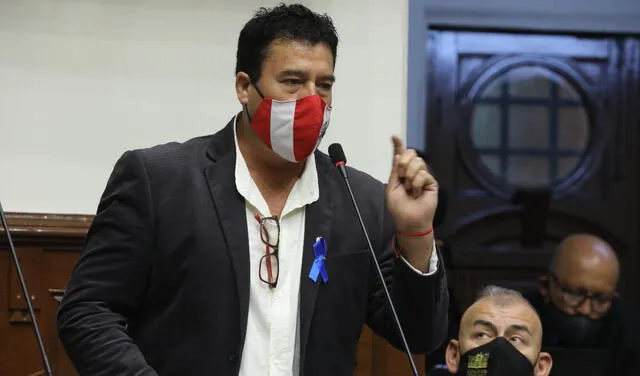 El legislador Edwin Martínez Talavera representa a la región de Arequipa en el Congreso de la República. Foto: Parlamento