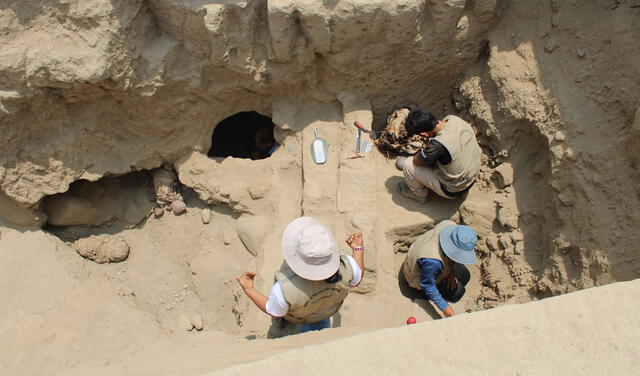 Se observan fardos de niños a la izquierda y a la derecha. En el centro, un arqueólogo examina un entierro especial. Foto: Renzo Gonzales