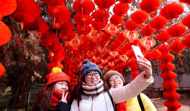 Las decoraciones de color rojo son muy populares para recibir el Año Nuevo chino. Foto: AFP