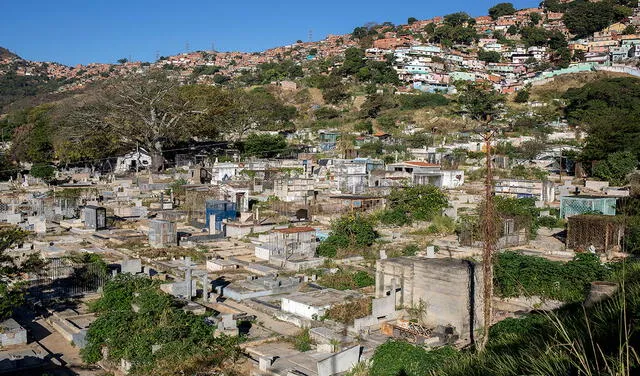 La población en Venezuela ha denunciado que el Cementerio General del Sur lleva años en abandono, a pesar de las figuras históricas que allí reposan desde hace décadas. Foto: AFP