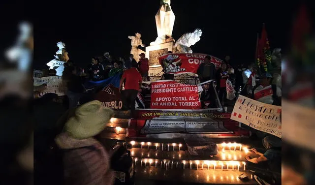 Los protestantes llegaron a la plaza de Armas dónde recorrieron arengando hasta llegar a la estatua de La Libertad