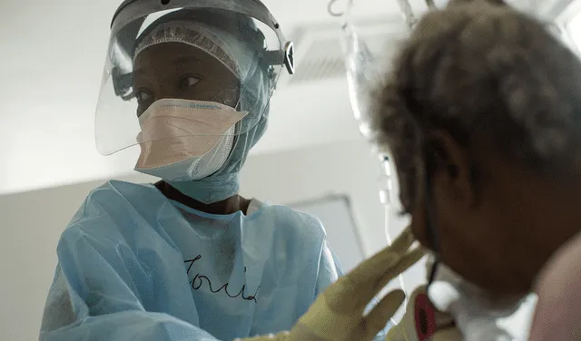 Una enfermera asiste a un paciente de COVID-19 en un hospital de Haití. Foto: AFP