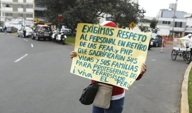 Uno de los manifestantes sostiene un cartel pidiendo respeto a las FF.AA. Foto: Marco Cotrina/La República