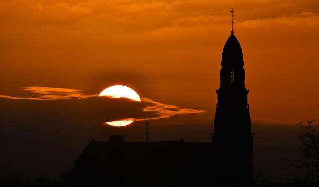 Solsticio de invierno. Puesta de sol en Saint-Fiacre-sur-Maine en Francia. Foto: AFP