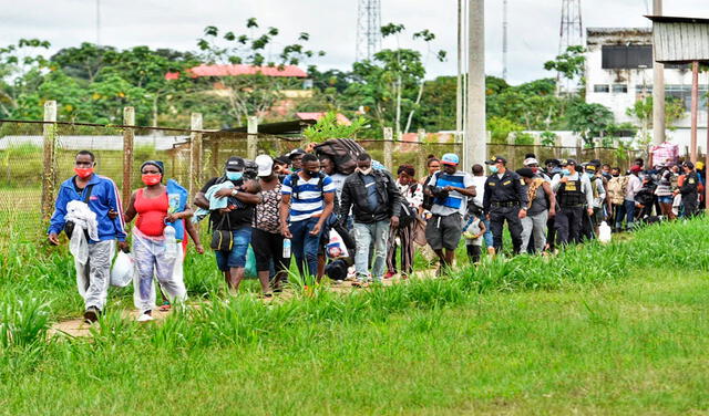 Migrantes haitianos cruzaron la frontera en el sector del Puente de la Amistad desde Brasil el martes 16 de febrero, ingresando a la localidad de Iñapari. Foto: EFE
