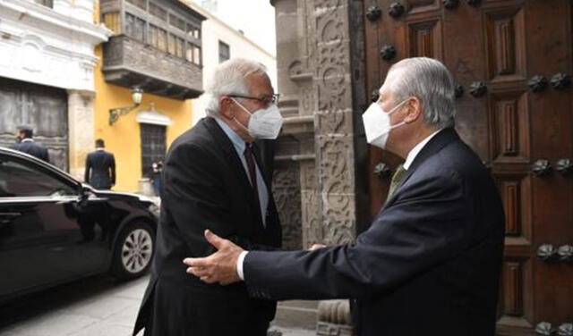 Maúrtua recibió a Borrell en la Cancillería. Foto: Andina