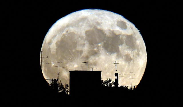 Una superluna ocurre cuando la órbita de la Luna está más cerca (perigeo) de la Tierra al mismo tiempo que el satélite está en su fase de luna llena. Foto: AFP