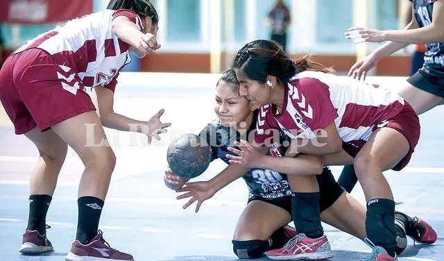 Pelea por puntos. Handball Arequipa enfrentó a Raza AQP. Foto: Rodrigo Talavera/La República