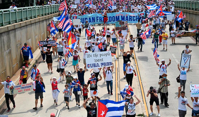 Los manifestantes pasaron frente a la Casa Blanca y luego frente a la embajada de Cuba. Foto: AFP