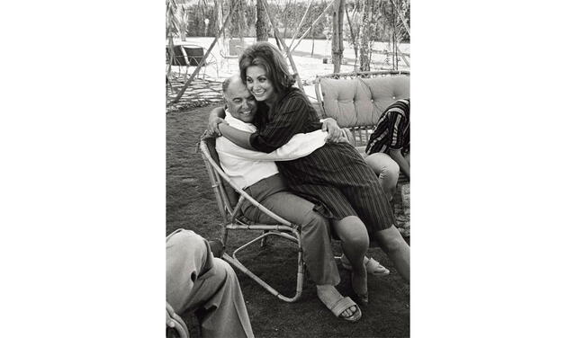 Sofía Loren abrazando a Carlo Ponti. Foto: difusión/Memorias