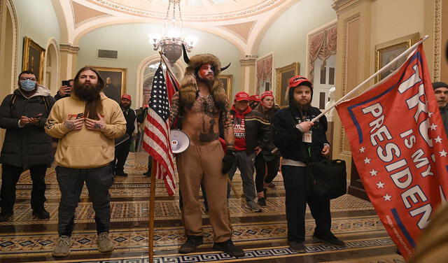 El seguidor de Donald Trump y autoproclamado "chamán", con su pecho desnudo y cuernos, se convirtió en el rostro del asalto del 6 de enero contra el Capitolio de Estados Unidos. Foto: AFP