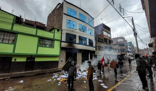 Así quedó la fiscalía tras los ataques durante la protesta en Huancavelica. (Foto: Wilber Huacasi - La República)