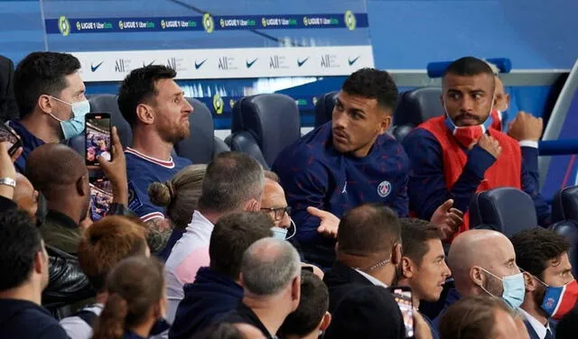 Leandro Paredes y Rafinha conversaron con Lionel Messi tras su sustitución. Foto: ESPN.