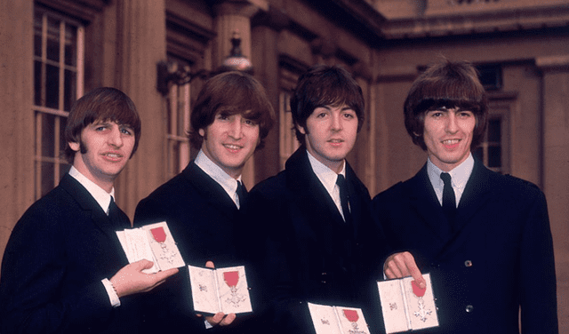 The Beatles posan con las medallas entregadas por la Reina Isabel II. Foto: Culturizando