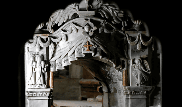 Entrada de la tumba de Jesús ubicada en la Iglesia del Santo Sepulcro. Foto: AFP